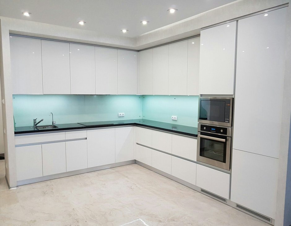 Белая кухня со стеклянными фасадами угловая