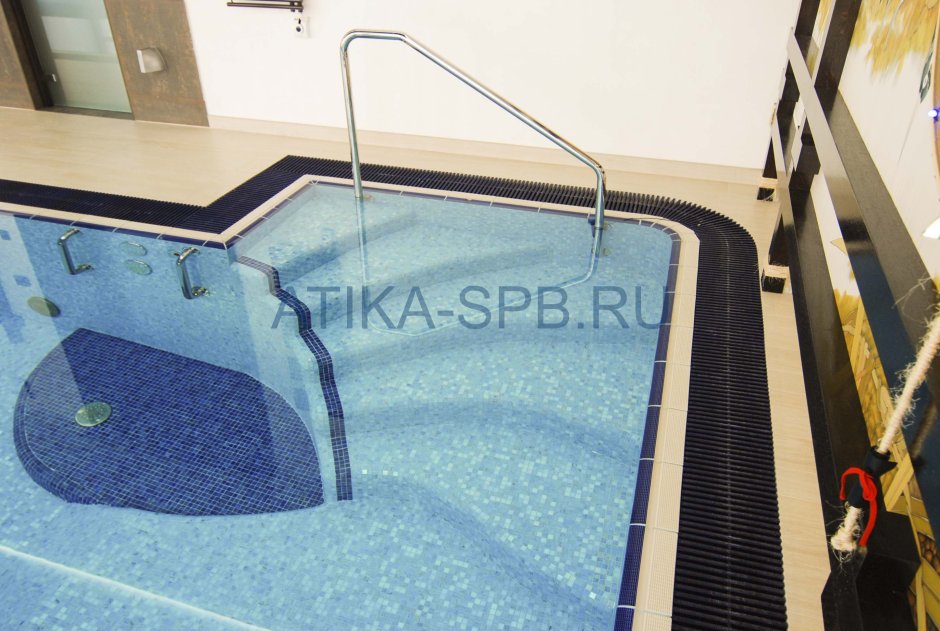 Бетонная лестница в бассейн