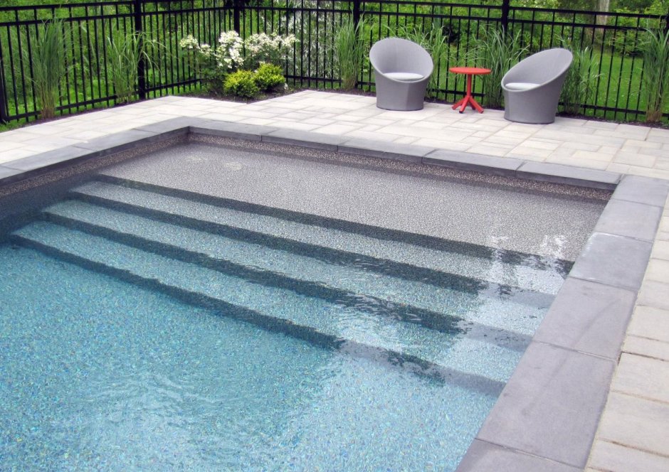 Переливной бассейн с поручнем