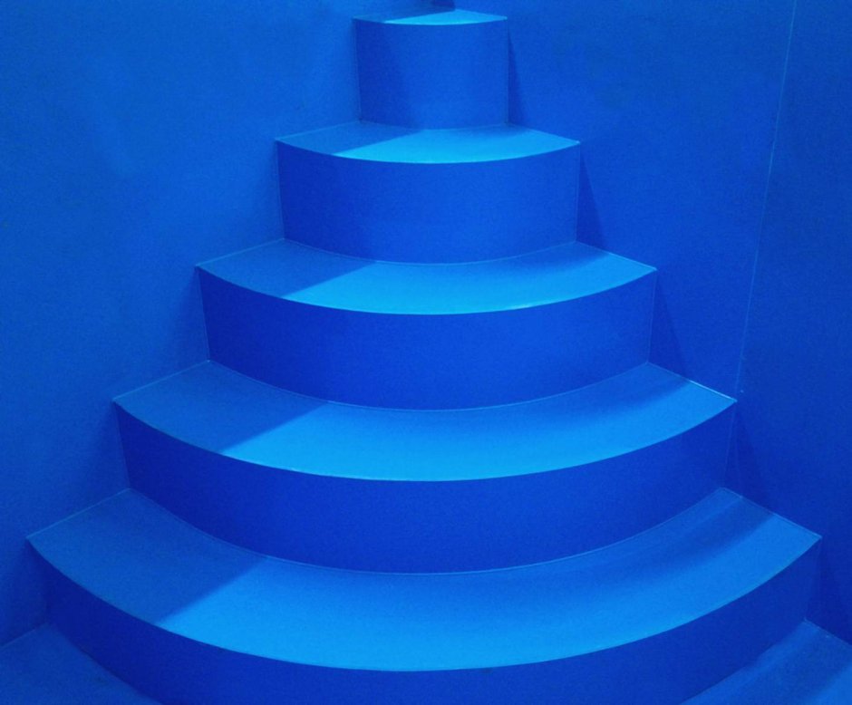 Узкая Римская лестница в бассейн