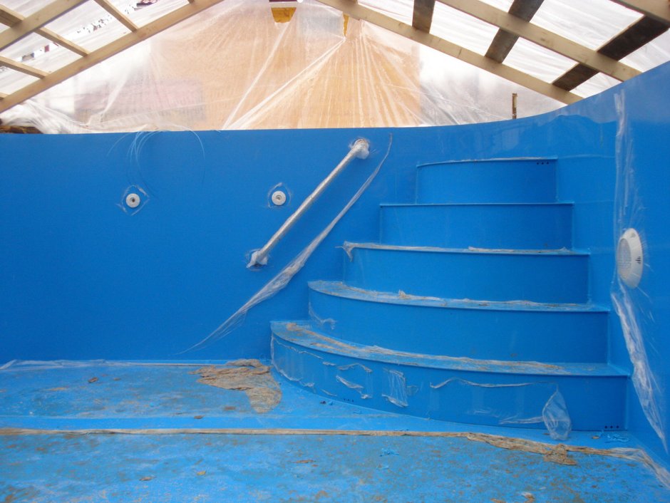 Полукруглая ступенька в бассейн