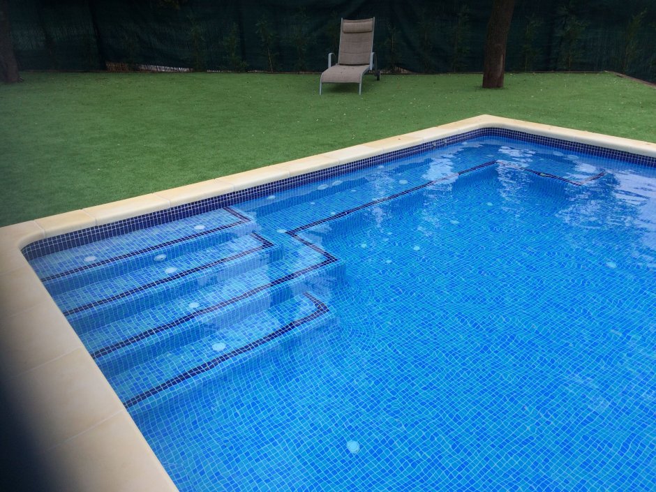 Лестницы в бассейн большой в воде