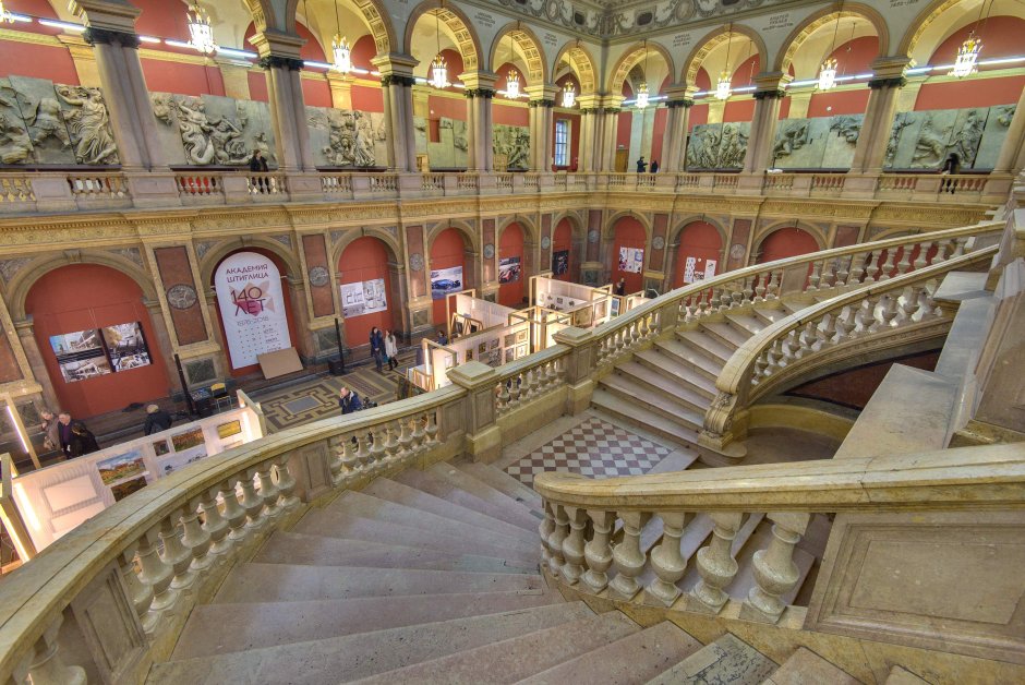 Девочки в купальниках возле бассейна