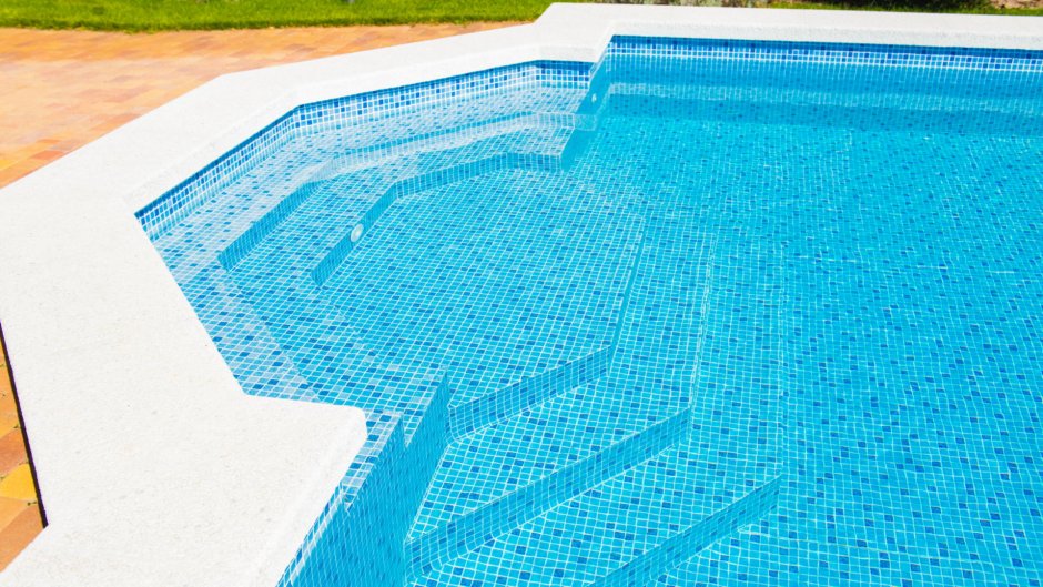 Лана Роудс в бассейне