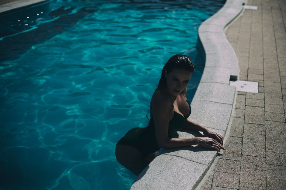 Девушка в бассейне