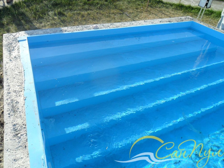 Девушка в бассейне ночью