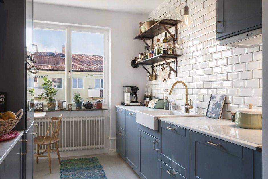 Синяя кухня без верхних шкафов