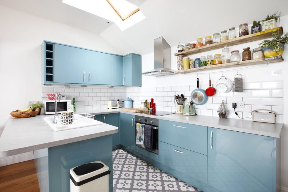 Синяя кухня с деревянной столешницей