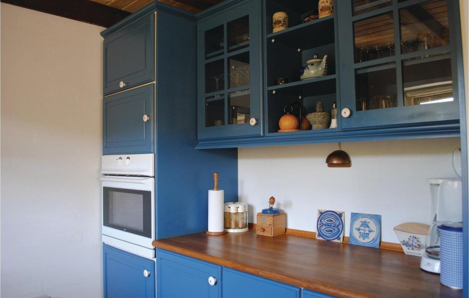 Синяя кухня без верхних шкафов