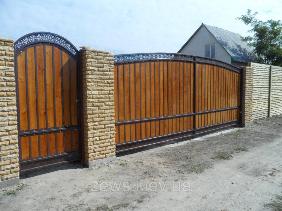 Ворота из дерева и металла комбинированные