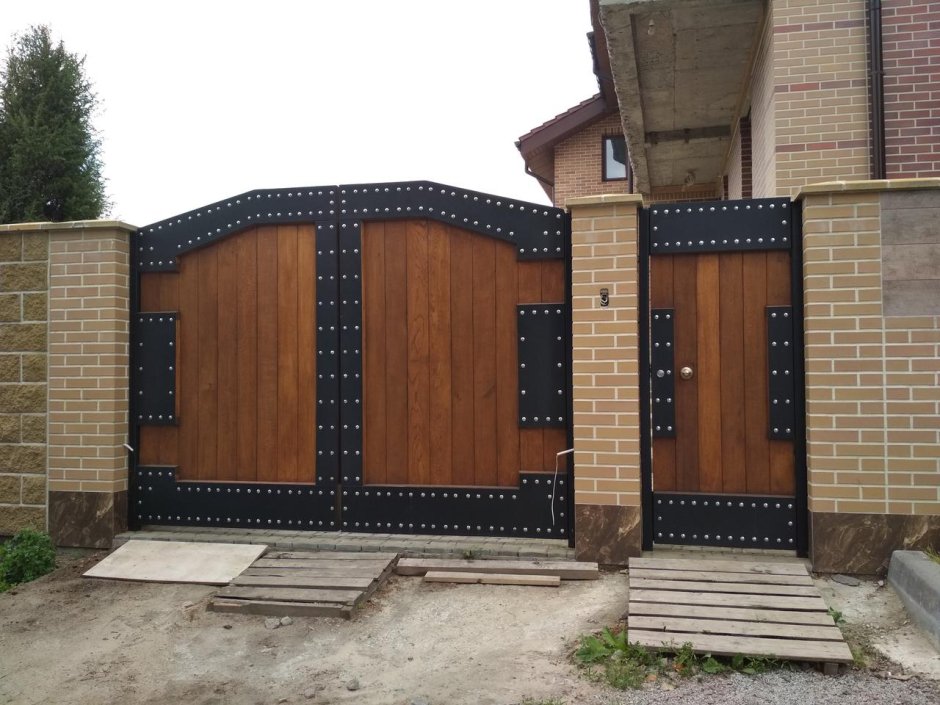 Ворота для частного дома деревянные