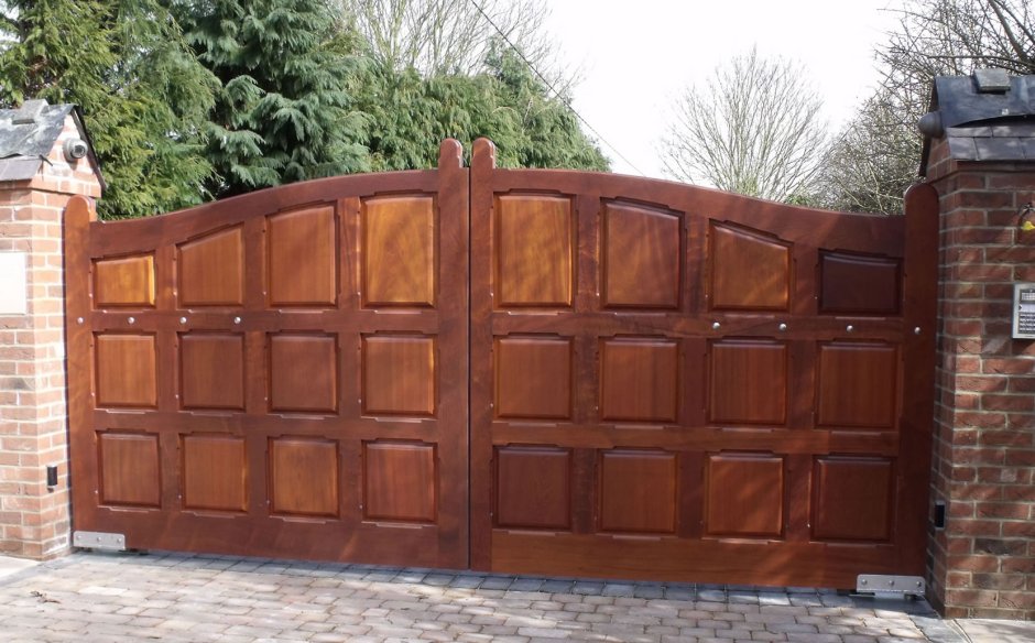 Ворота из массива дерева