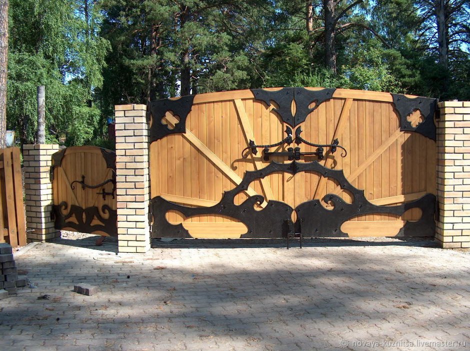 Необычные деревянные ворота