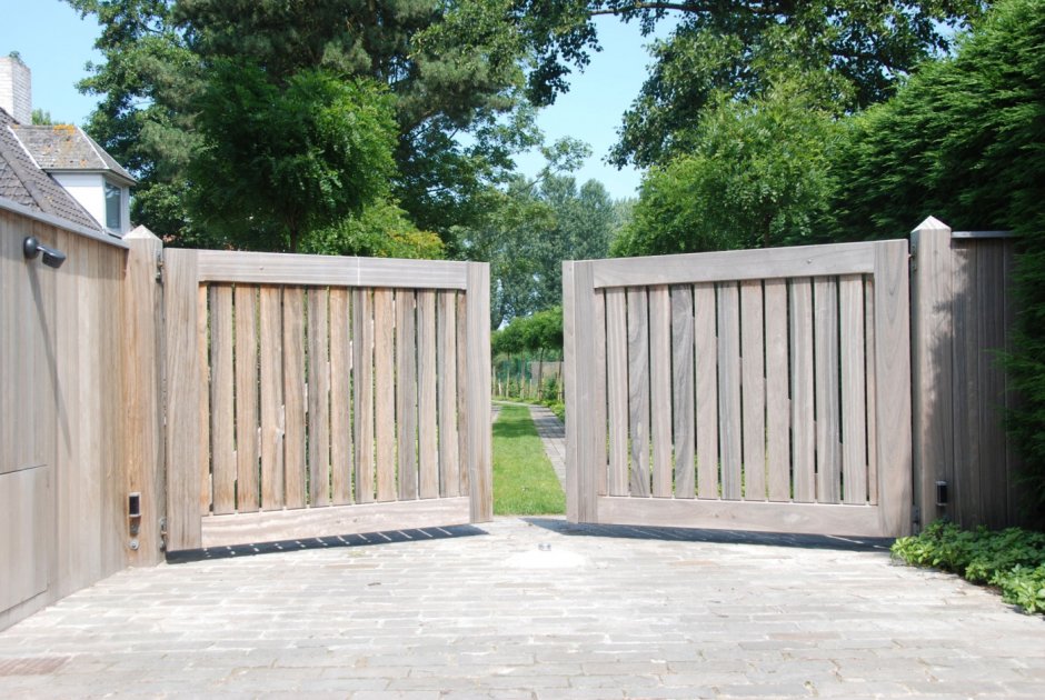 Деревянный забор с воротами