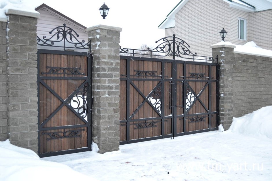 Деревянные ворота с ковкой