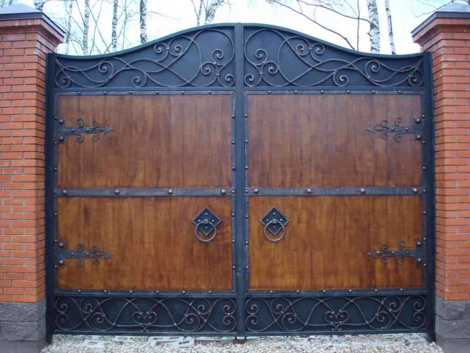 Деревянные ворота с ковкой