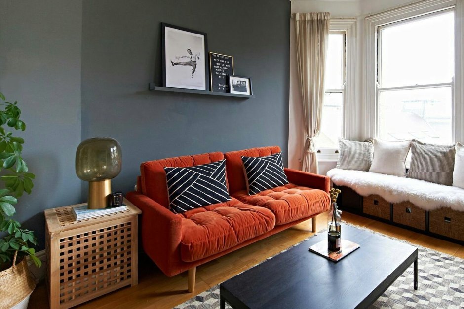 Оранжевый диван в интерьере гостиной