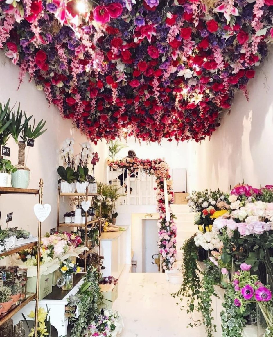 Висячие искусственные цветы в интерьере