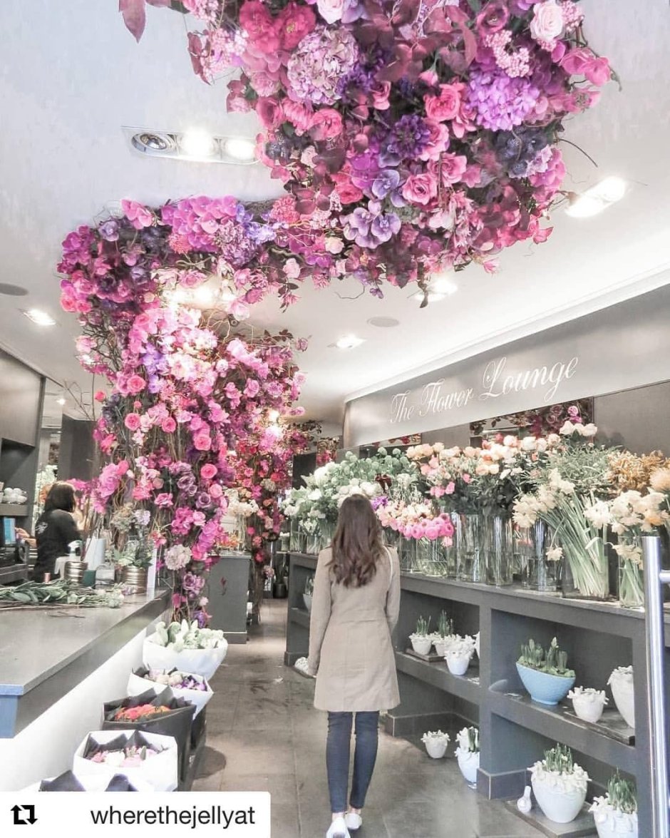 Потолок с искусственными цветами