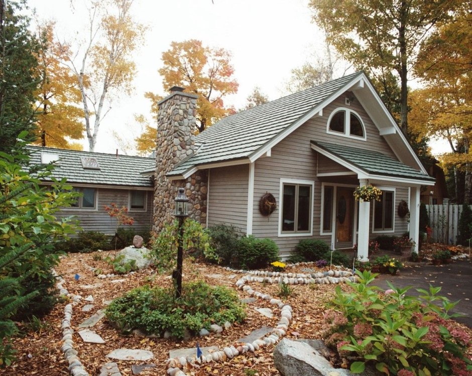 Зеленая крыша и одноэтажный белый дом