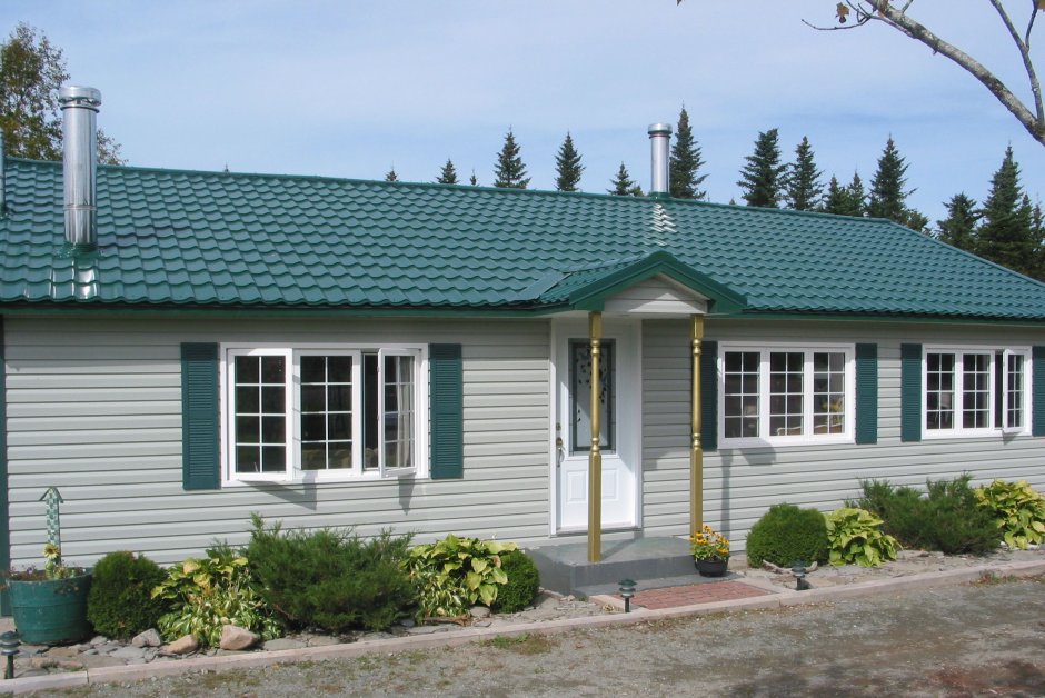 Одноэтажный дом с зеленой крышей