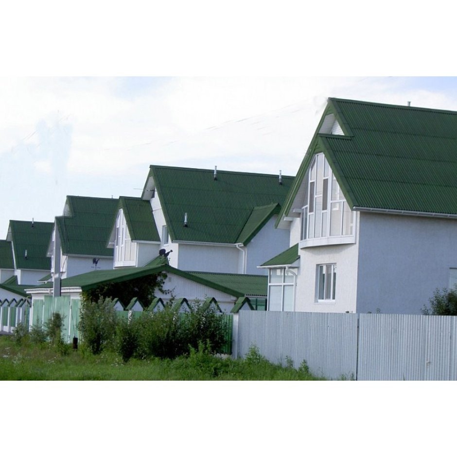 Кирпичный дом с зеленой крышей