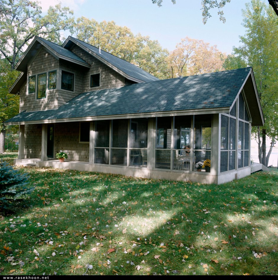 Зеленый дом с красной крышей