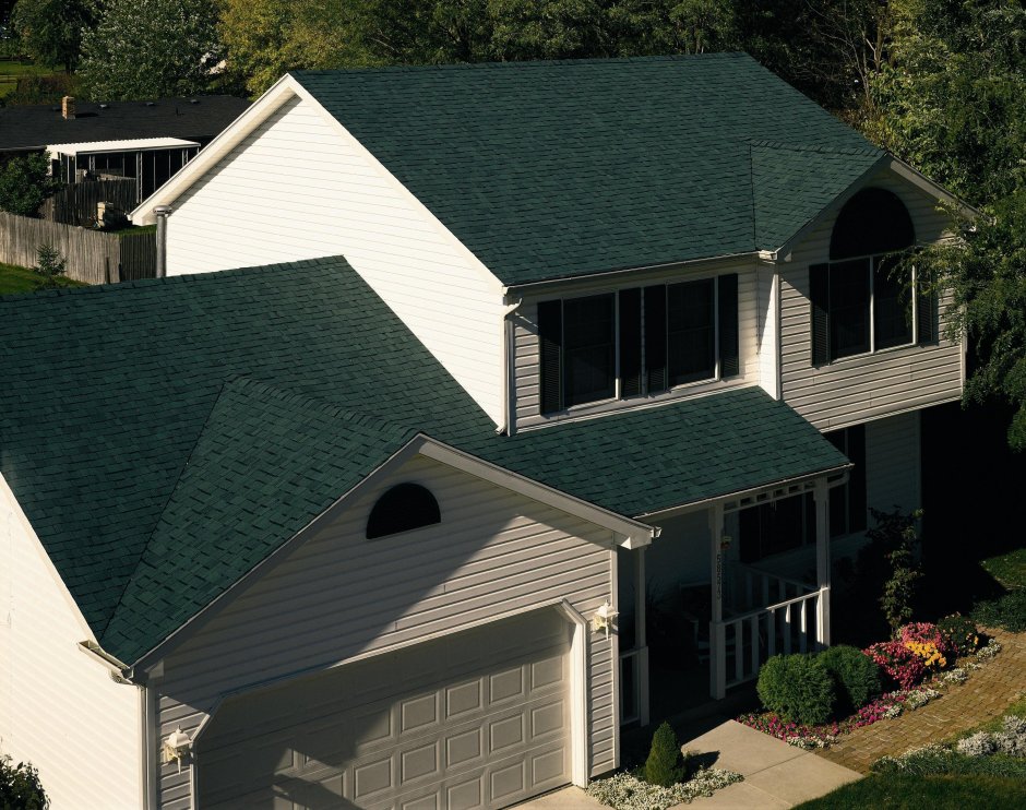 Серый дом с коричневыми окнами