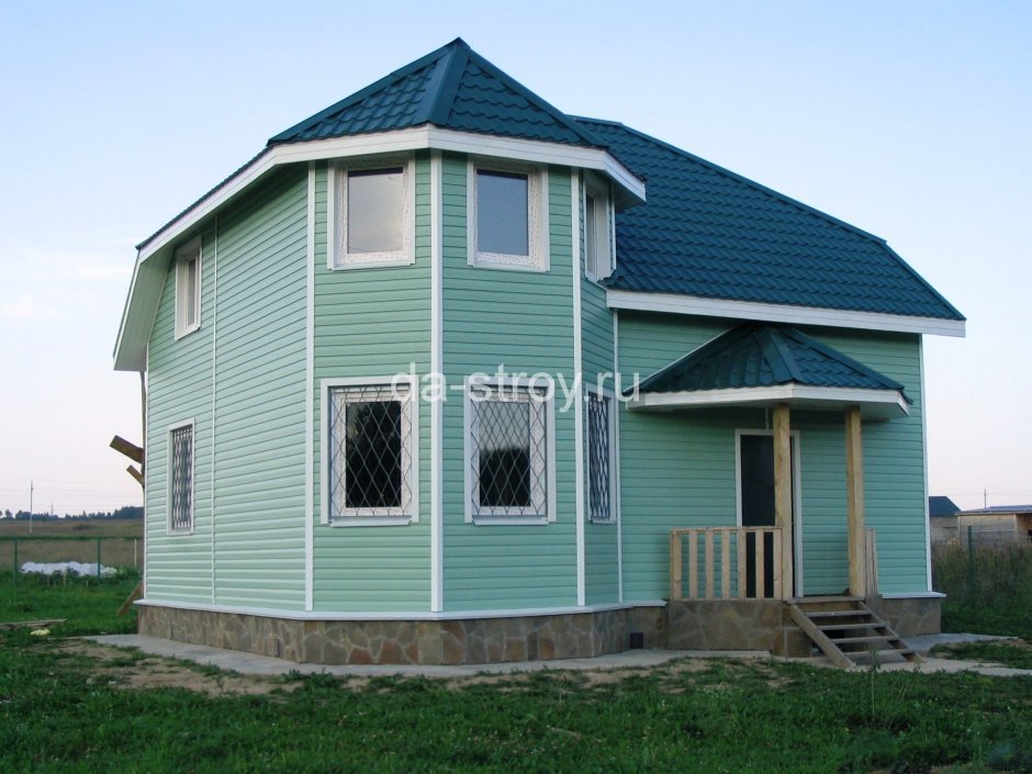 Кирпичный дом с зеленой крышей