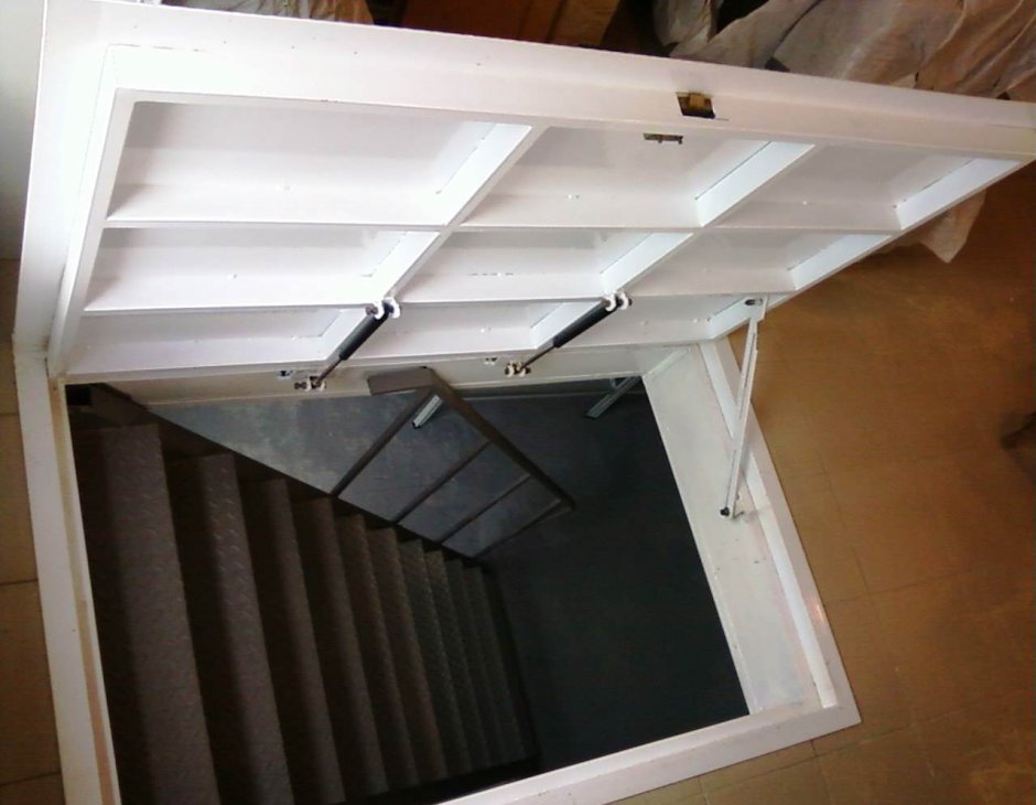 Люк на чердак