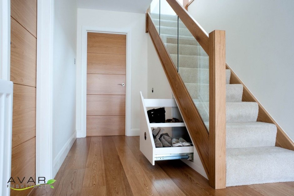 Шкаф под маршевой лестницей