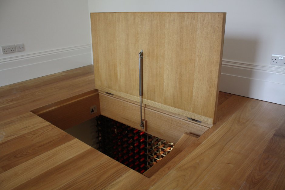 Деревянный люк в подвал