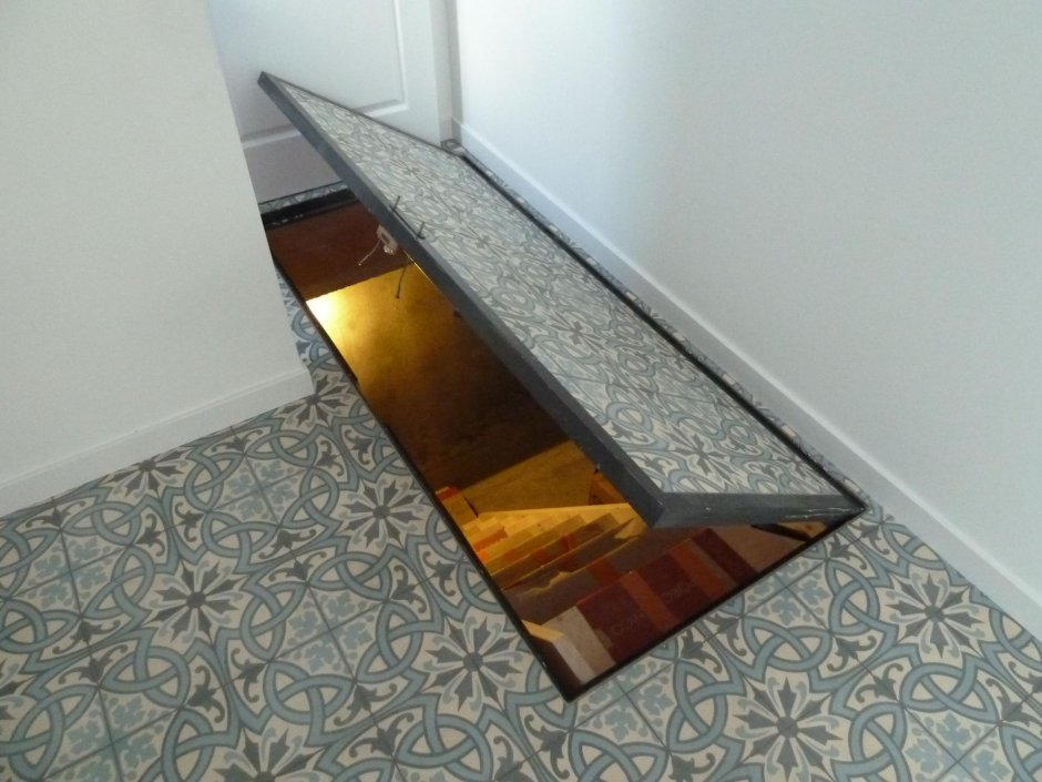 Дверь в погреб в полу