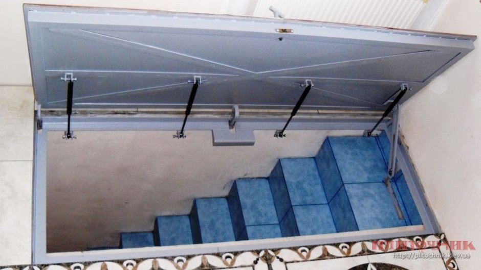 Люк на чердак на газлифтах