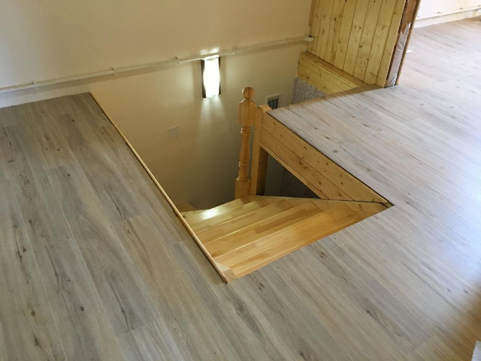 Шкаф под лестницей в частном доме