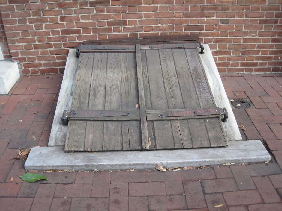 Дверь в погреб