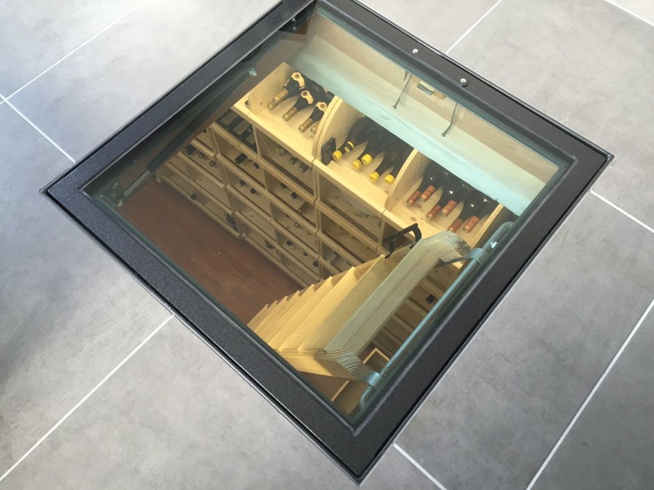 Стеклянный люк в погреб