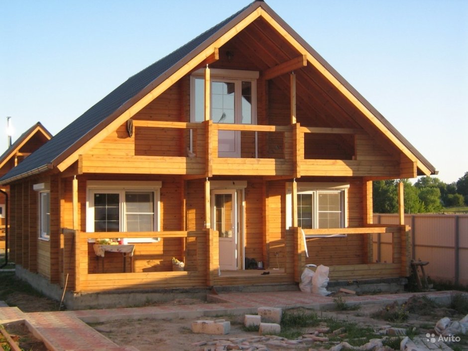 Дом с двускатной крышей