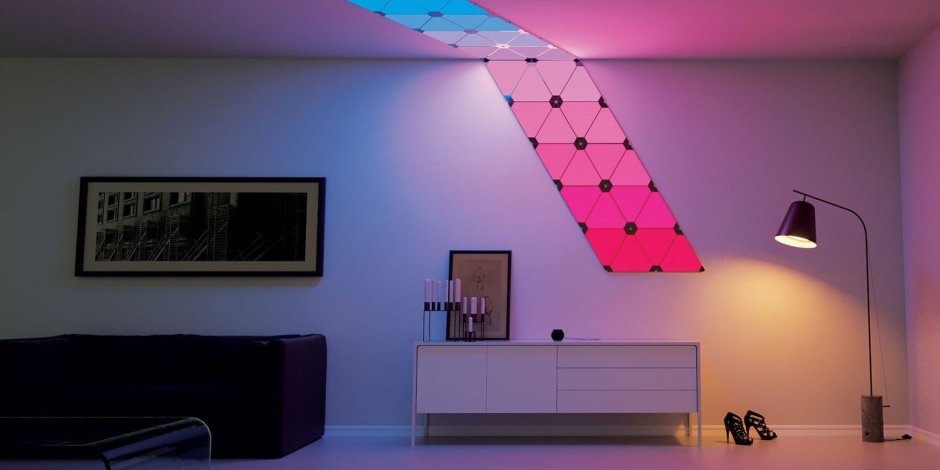 Разноцветный свет в комнате