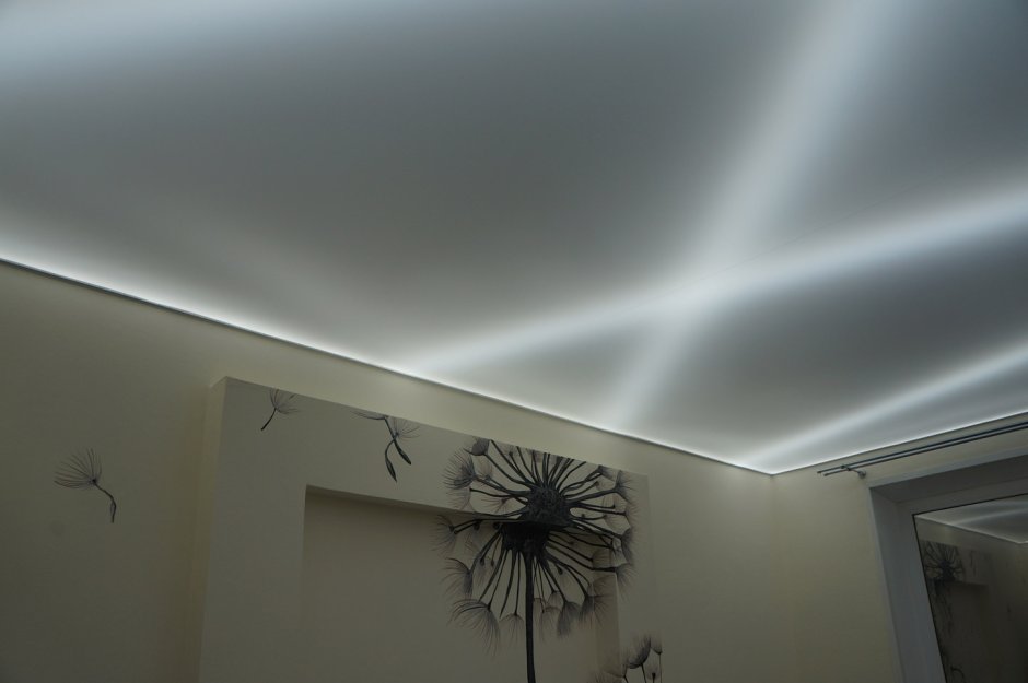 Потолок с подсветкой по периметру