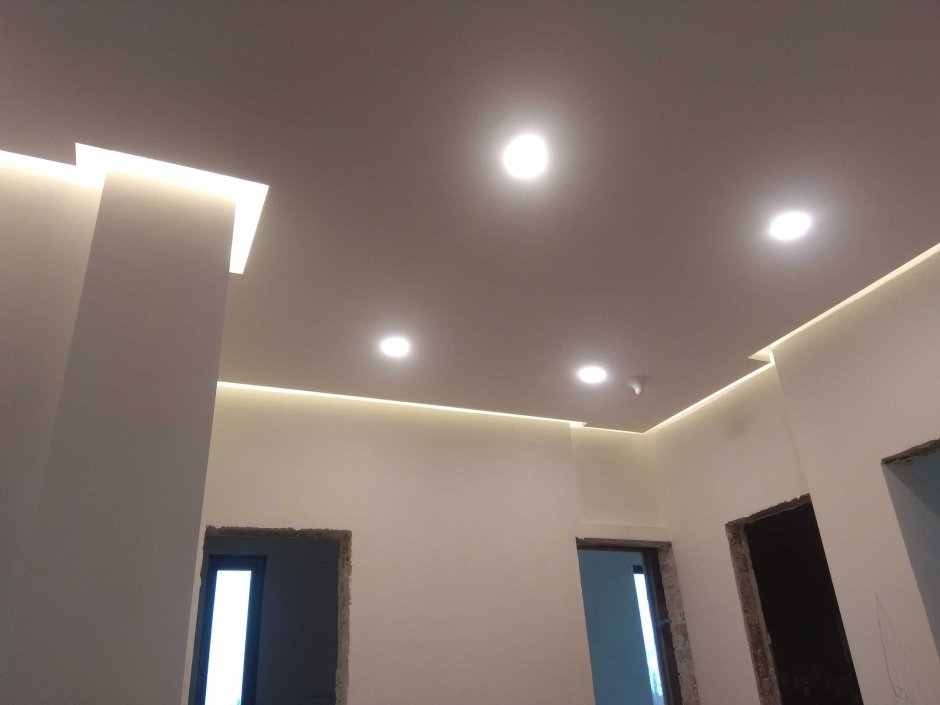 Натяжной потолок c подсветкой