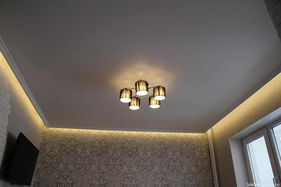 Натяжные потолки с подсветкой в спальню