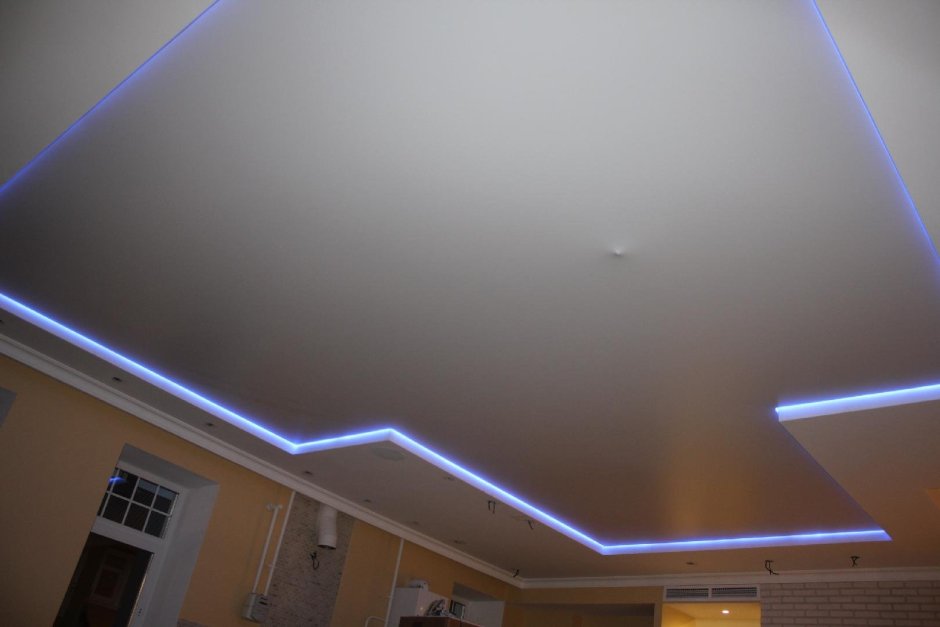 Натяжной потолок с подсветкой