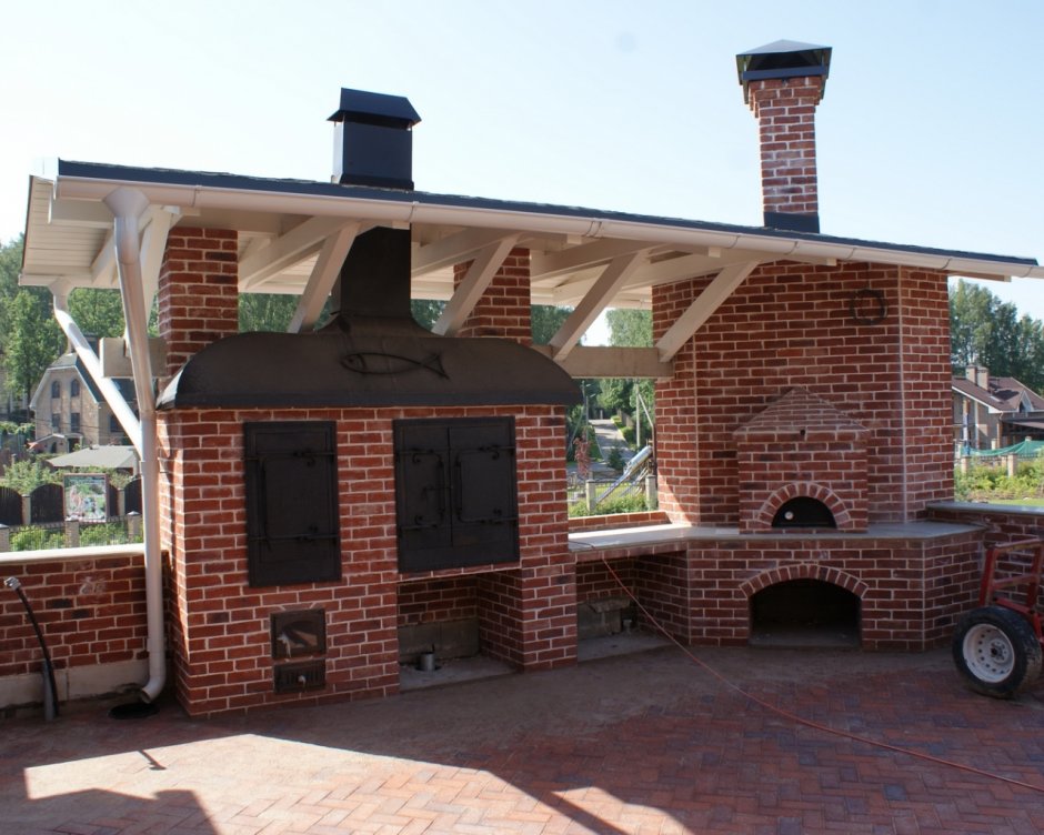 Деревянная беседка с зоной барбекю