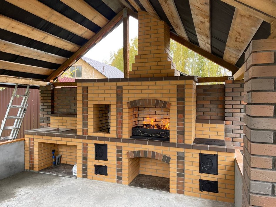 Беседка с четырехскатной крышей и мангалом