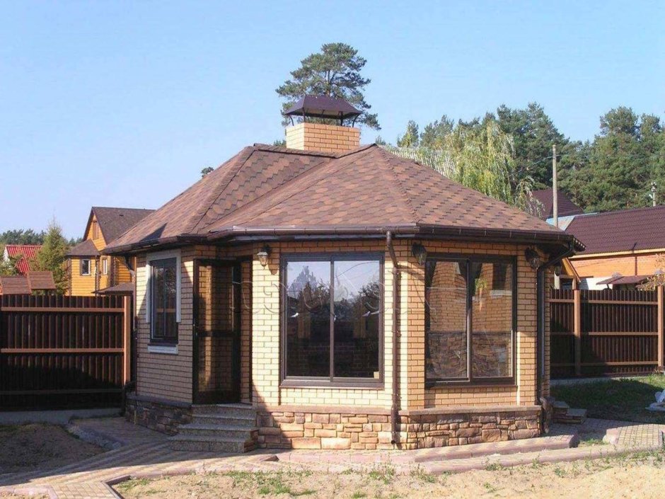 Закрытая кирпичная беседка с мангальной зоной