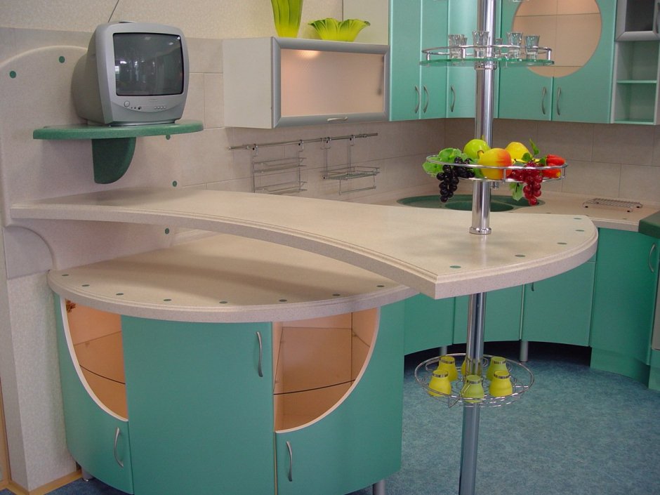 Стол-подоконник на кухне