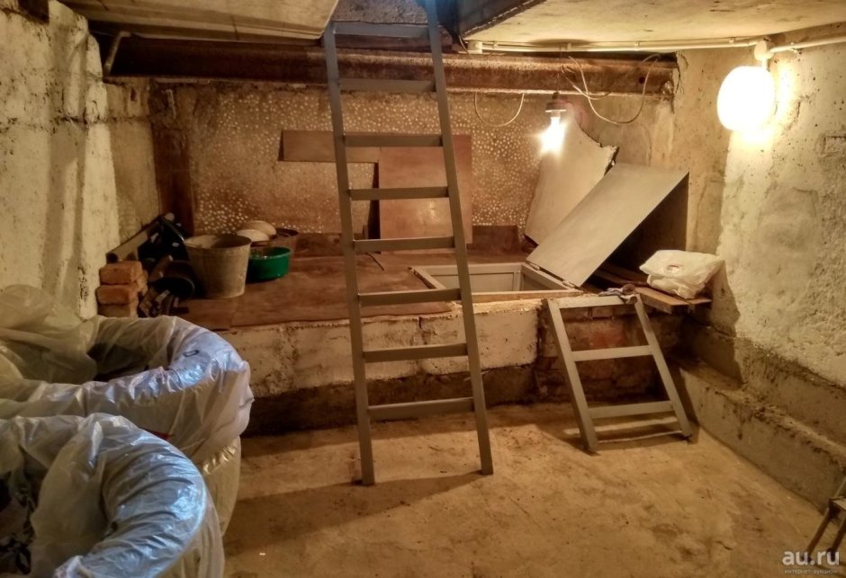 Подвал с кроватью