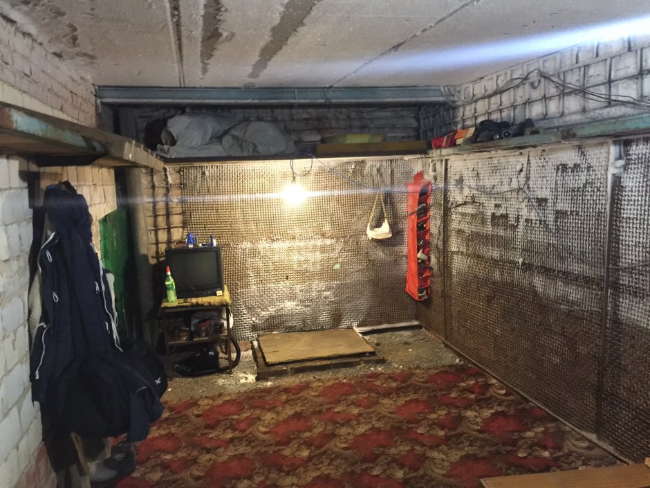 Выкопал комнату под гаражом
