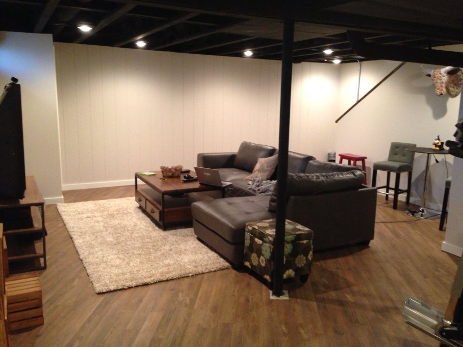Комната отдыха в подвале гаража